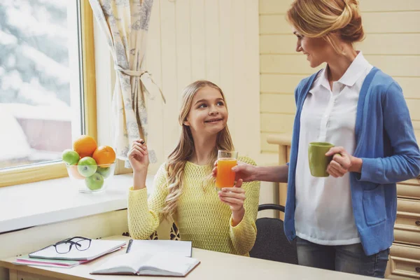 Belle Adolescente Faisant Ses Devoirs Belle Mère Tenant Une Tasse — Photo