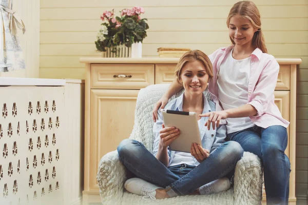 Preciosa Adolescente Hermosa Madre Usando Una Tableta Sonriendo Mientras Sienta — Foto de Stock