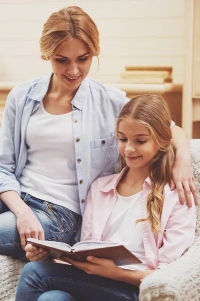Mooie Tiener Meisje Haar Mooie Moeder Lezen Van Een Boek — Stockfoto