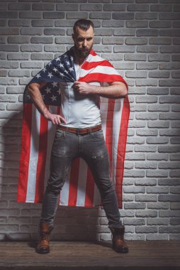 Kamera, duvara karşı ayakta bakarak içinde sakallı şık adam gibi süper kahraman, Amerikan bayrağı ile kaplı