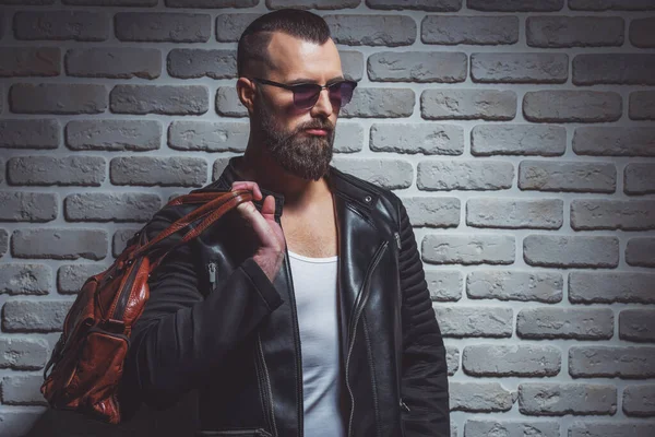 Stylish Man Beard Leather Jacket Sunglasses Holding Brown Leather Bag — Stock Photo, Image