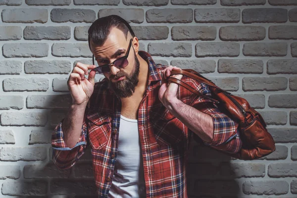 Homem Elegante Com Barba Camisa Casual Óculos Sol Segurando Saco — Fotografia de Stock