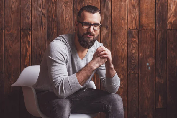 Homem Elegante Com Barba Camisola Cinza Óculos Olhando Para Câmera — Fotografia de Stock