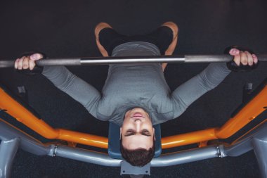 Çekici genç kaslı adamın halter salonunda dışarı çalışırken Üstten Görünüm