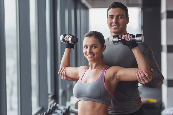 Atractiva Joven Haciendo Ejercicio Con Pesas Gimnasio Guapo Entrenador Muscular — Foto de Stock