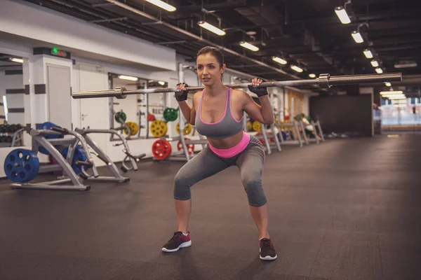 Attraktive Junge Frau Mit Langhantel Und Hocke Beim Training Fitnessstudio — Stockfoto