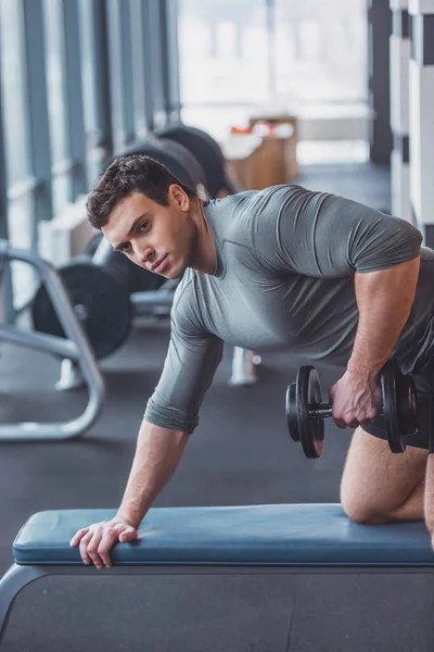 Beau Jeune Homme Musclé Travaillant Avec Des Haltères Dans Salle — Photo