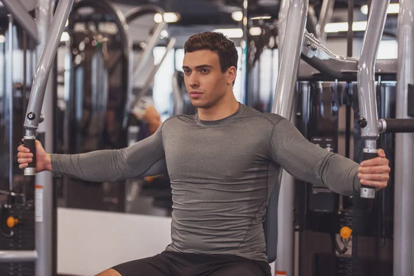 Knappe Gespierde Jongeman Uit Werken Een Fitness Station Ijzeren Pompen — Stockfoto