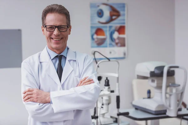 Guapo Oftalmólogo Mediana Edad Mirando Cámara Sonriendo Mientras Está Pie — Foto de Stock