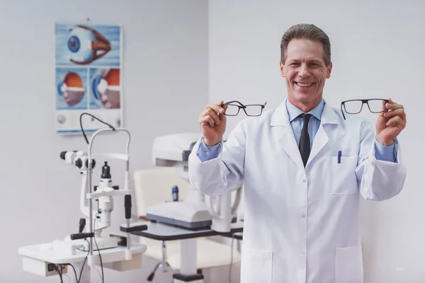 Gutaussehender Augenarzt Mittleren Alters Mit Brille Und Lächelnd Seinem Büro — Stockfoto
