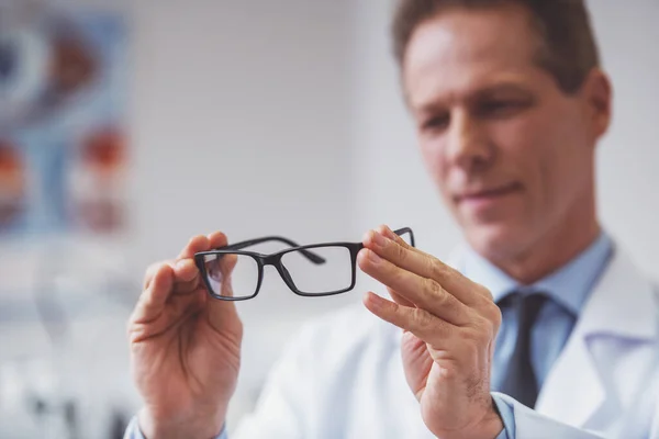 Szép Középső Aged Szemész Gazdaság Szemüveg Megvizsgálja Őket Hangsúly Szemüvegek — Stock Fotó