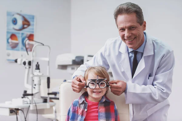 Όμορφος Μέσης Ηλικίας Οφθαλμίατρος Εξετάζει Αγοράκι Σύγχρονο Εξοπλισμό Τόσο Χαμογελαστή — Φωτογραφία Αρχείου