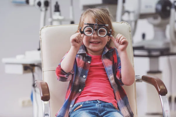 Маленький Хлопчик Дивиться Камеру Посміхається Сидячи Стільці Офтальмолога — стокове фото