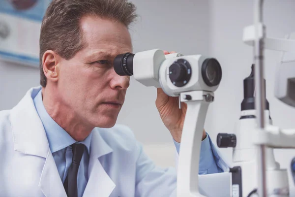 Retrato Guapo Oftalmólogo Mediana Edad Que Examina Paciente Con Equipo — Foto de Stock