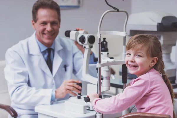 Bonito Oftalmologista Meia Idade Examinando Menina Com Equipamento Moderno Ambos — Fotografia de Stock