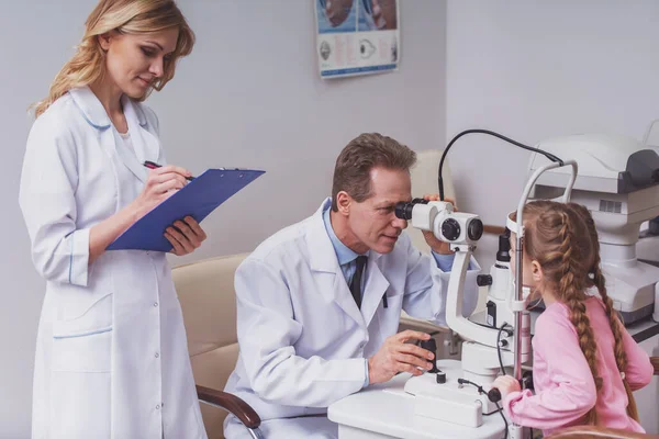Όμορφος Οφθαλμίατρος Εξετάζει Μάτια Του Μικρού Κοριτσιού Σύγχρονο Εξοπλισμό Όμορφη — Φωτογραφία Αρχείου