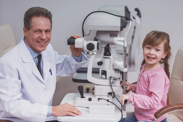 Vista Lateral Oftalmologista Bonito Examinando Olhos Menina Com Equipamento Moderno — Fotografia de Stock