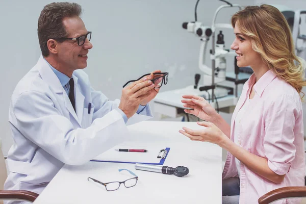 Jovem Mulher Bonita Oftalmologista Consulta Médico Segurando Óculos Ambos Sorrindo — Fotografia de Stock