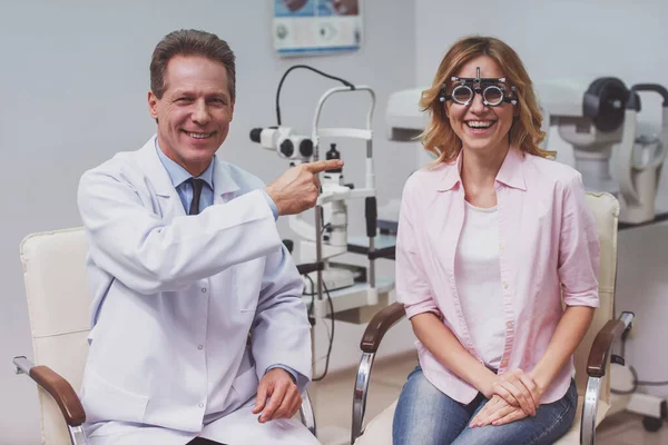 Gutaussehender Augenarzt Untersucht Junge Schöne Frau Mit Moderner Ausrüstung Die — Stockfoto