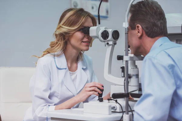 Jonge Mooie Vrouwelijke Oogarts Onderzoekt Knappe Midden Leeftijd Man Met — Stockfoto