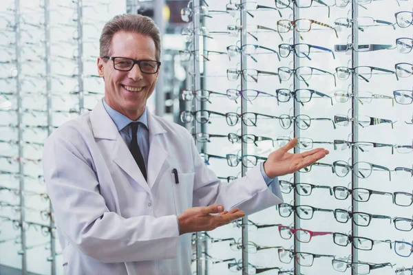 Stilig Mellersta Åldern Ögonläkare Erbjuder Glasögon Titta Kameran Och Ler — Stockfoto