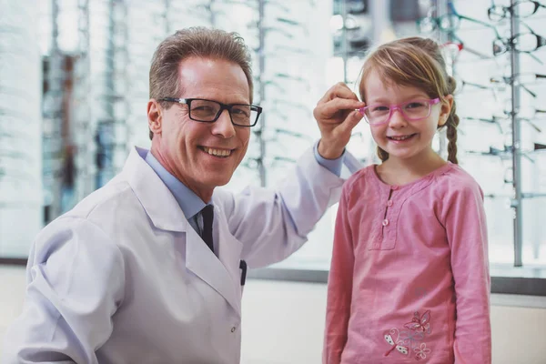 Schöne Augenärztin Mittleren Alters Und Nette Kleine Patientin Die Die — Stockfoto