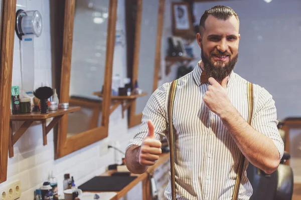 Привабливий Язистий Бородатий Перукар Який Показує Добре Знак Дивлячись Камеру — стокове фото