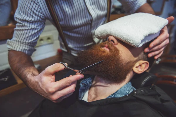 Barbeiro Barbudo Musculoso Atraente Cortando Bela Barba Jovem Cliente Barbearia — Fotografia de Stock