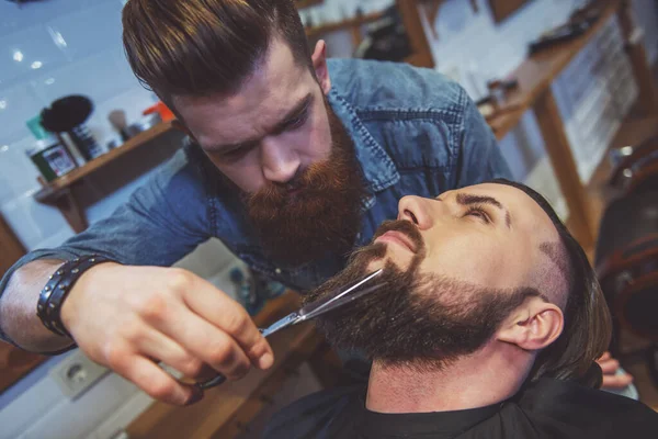 Guapo Barbudo Joven Barbero Corte Barba Cliente Atractivo Peluquería — Foto de Stock