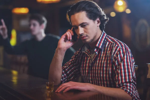 Triste Hombre Atractivo Ropa Casual Está Hablando Teléfono Móvil Mientras — Foto de Stock