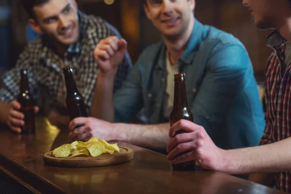 Tre Unga Män Casual Kläder Talar Äter Chips Och Dricker — Stockfoto