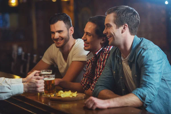 Three Young Men Casual Clothes Talking Bartender Eating Chips Drinking — Stock Photo, Image