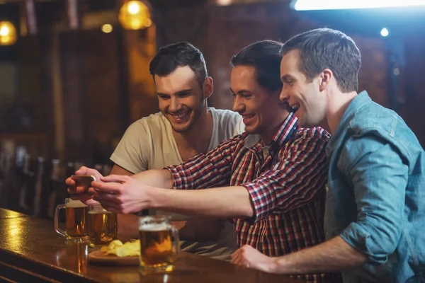 Tres Jóvenes Con Ropa Casual Están Tomando Una Foto Comiendo — Foto de Stock