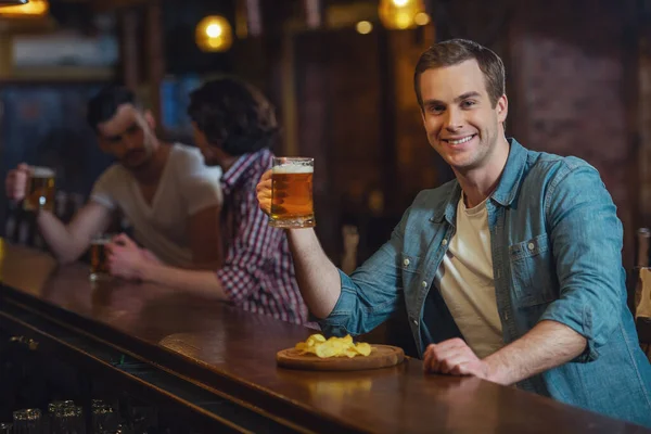 Joven Con Ropa Casual Está Sonriendo Mirando Cámara Bebiendo Cerveza —  Fotos de Stock
