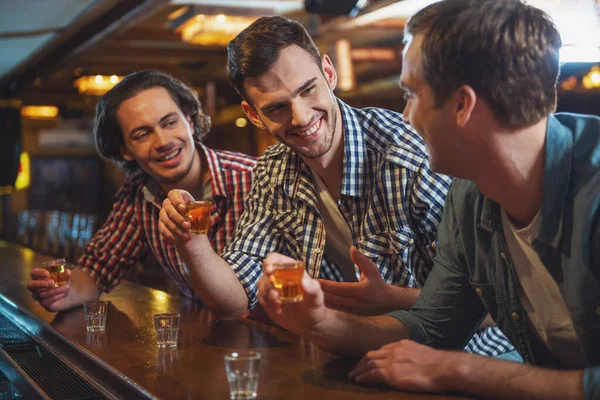 Drei Junge Männer Lässiger Kleidung Reden Lachen Und Trinken Während — Stockfoto