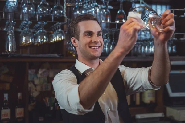 Bonito Barman Está Sorrindo Limpando Copo Vinho Enquanto Está Balcão — Fotografia de Stock