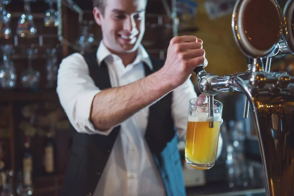 Bello Barista Sorride Riempie Bicchiere Birra Mentre Piedi Bancone Del — Foto Stock