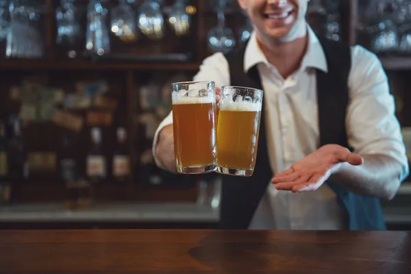 Knappe Barman Lacht Kijken Camera Bedrijf Glazen Bier Terwijl Staande — Stockfoto