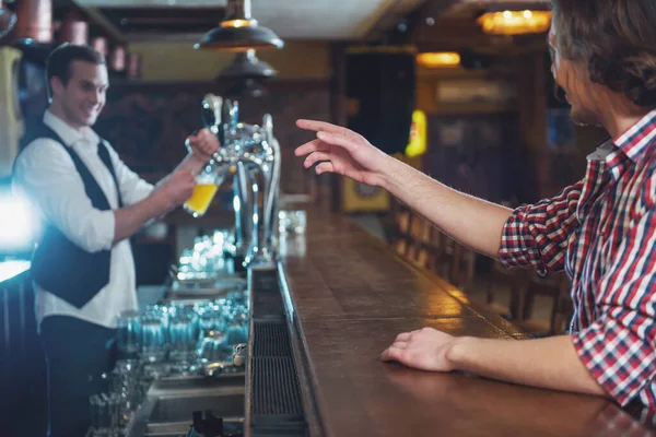 Boční Pohled Člověka Neformálním Oblečení Objednat Pivo Sedíte Barovým Pultem — Stock fotografie