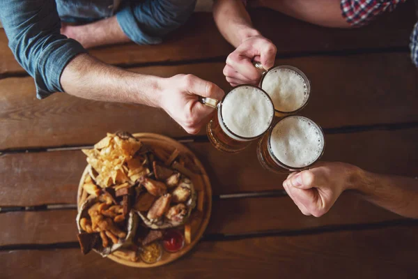 Bovenaanzicht Van Handen Rinkelende Glazen Bier Samen Buurt Van Grote — Stockfoto