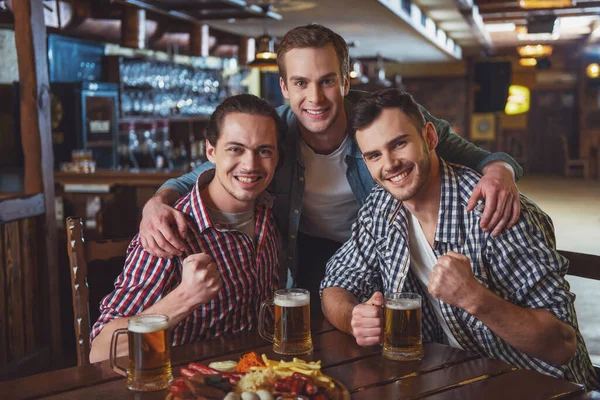 Tres Jóvenes Con Ropa Casual Sonríen Mirando Cámara Sosteniendo Vasos —  Fotos de Stock