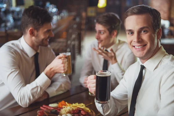 Три Молодих Бізнесмени Білих Класичних Сорочках Розмовляють Посміхаються Ють Пиво — стокове фото