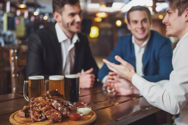 Tres Jóvenes Empresarios Con Trajes Sonríen Hablan Beben Cerveza Mientras —  Fotos de Stock