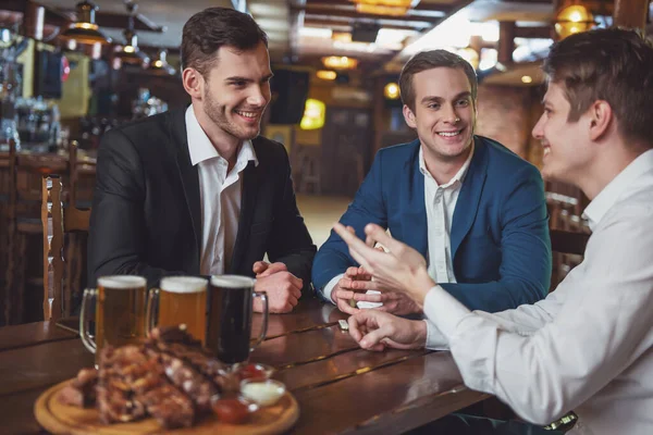 Takım Elbiseli Genç Işadamları Gülümseyen Söz Barda Otururken Bira Içmek — Stok fotoğraf