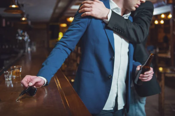 Jonge Dronken Zakenman Houdt Een Flesje Bier Bereiken Autosleutels Toog — Stockfoto