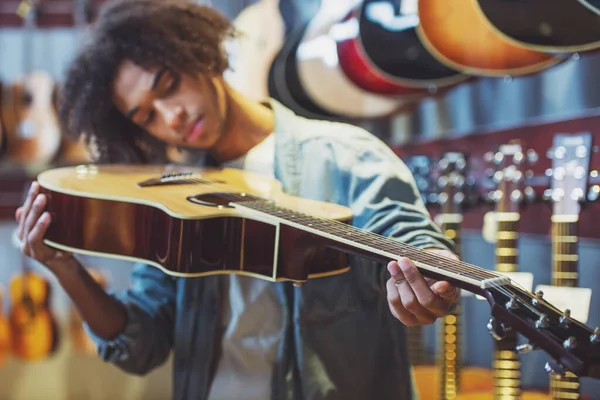 Bir Gitar Holding Müzikal Bir Dükkanda Duran Inceleyerek Afro Amerikan — Stok fotoğraf