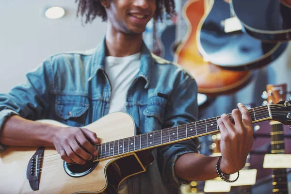 Afro Amerikan Yakışıklı Genç Bir Gitar Çalmak Ayakta Bir Müzik — Stok fotoğraf