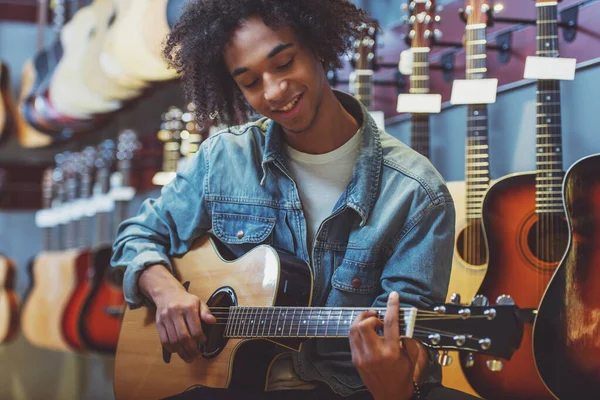 Afro Amerikan Yakışıklı Genç Bir Gitar Çalmak Müzikal Bir Dükkanda — Stok fotoğraf