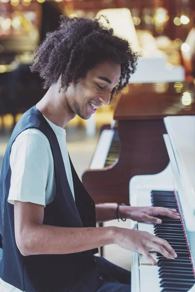 Gülümseyen Müzikal Bir Dükkanda Piyano Klasik Yelek Yakışıklı Afro Amerikan — Stok fotoğraf