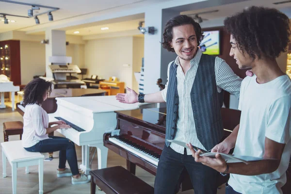 Söz Gülümseyen Müzikal Bir Dükkanda Duran Yakışıklı Genç Arka Planda — Stok fotoğraf